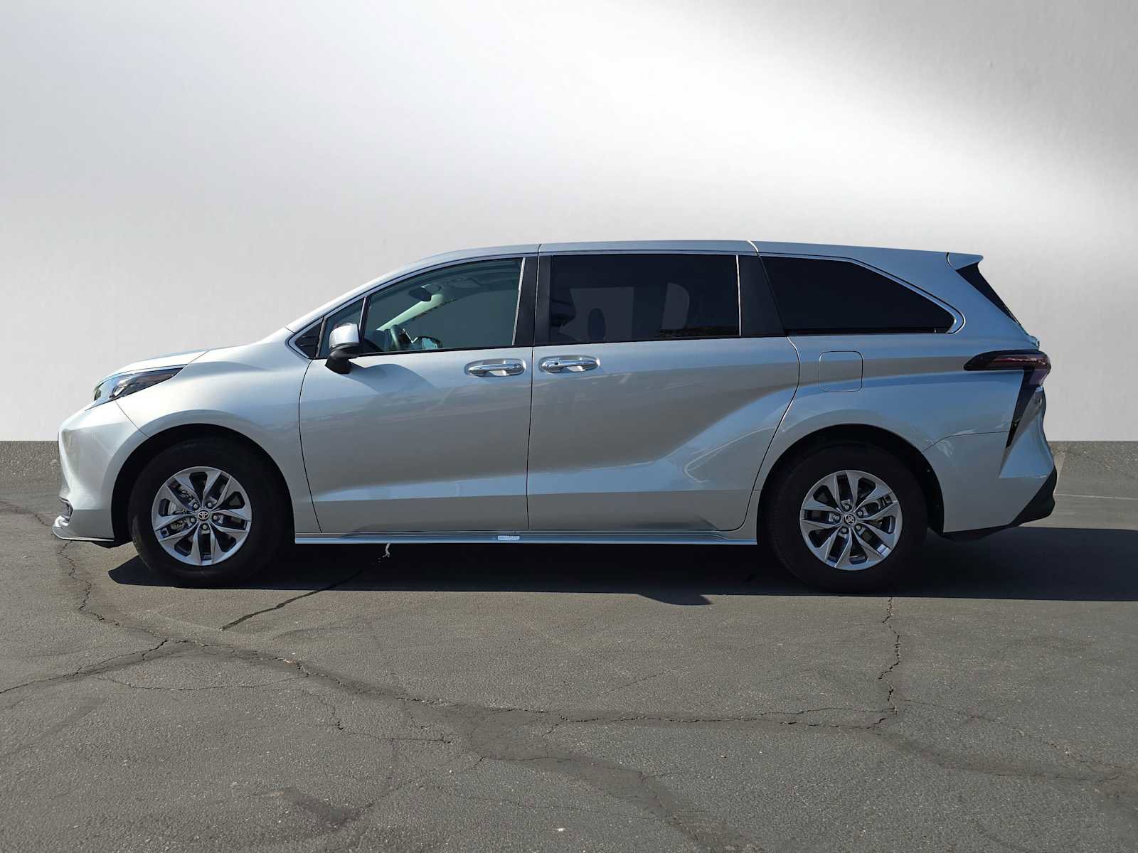 Certified 2025 Toyota Sienna XLE FWD image 6