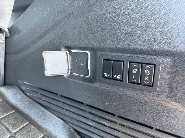 Used 2022 Chevrolet Tahoe Z71 w/ Luxury Package image 38