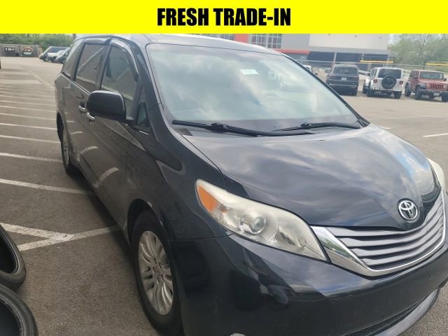 Used 2015 Toyota Sienna XLE w/ XLE Navigation Package image 1