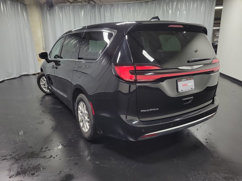 Used 2024 Chrysler Pacifica Touring-L FWD image 6
