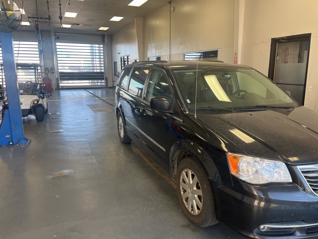 Used 2015 Chrysler Town & Country Touring FWD image 29