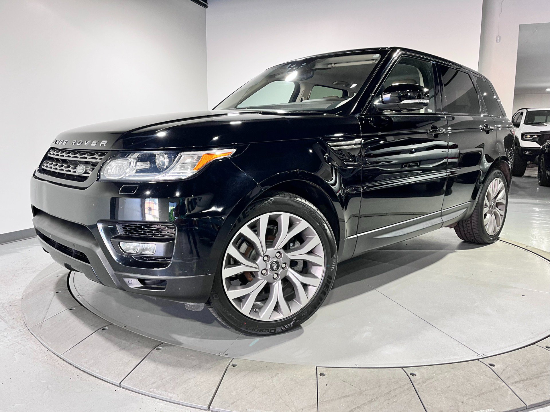 Used 2017 Land Rover Range Rover Sport SE AWD/4WD image 1