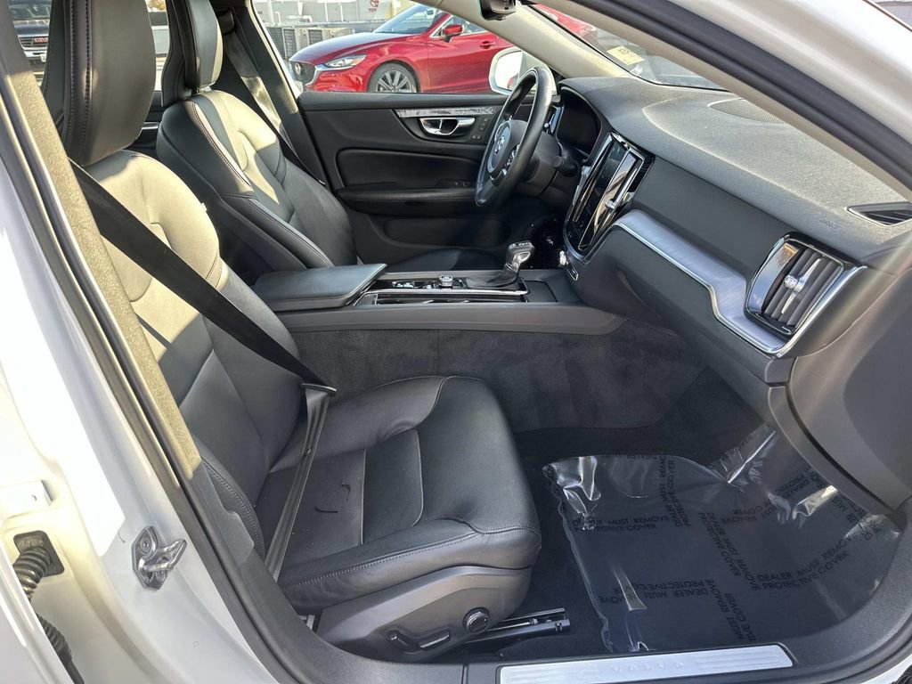 Used 2020 Volvo S60 T6 Momentum image 29