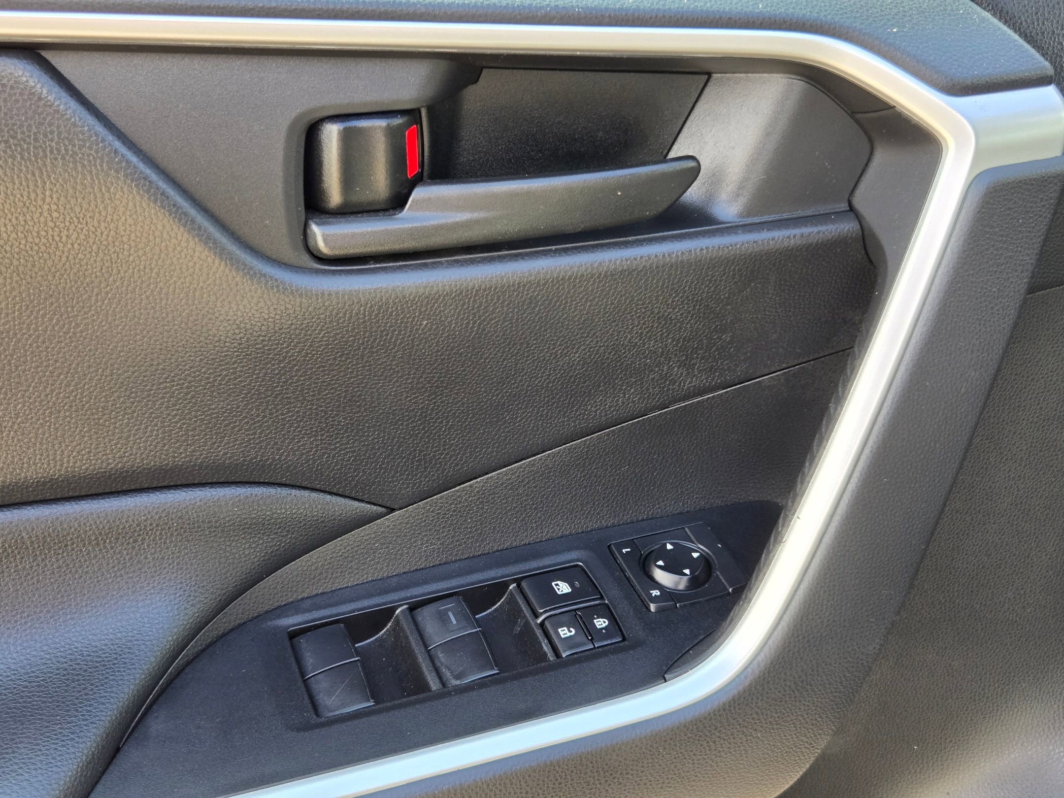 Used 2021 Toyota RAV4 LE image 21