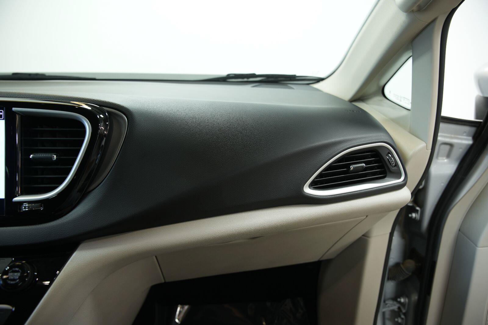 Used 2023 Chrysler Pacifica Touring-L FWD image 21