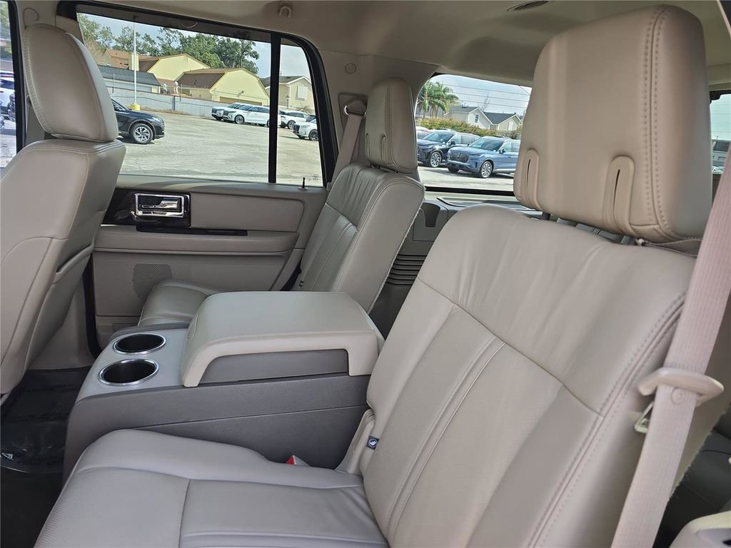 Used 2017 Lincoln Navigator Select image 12
