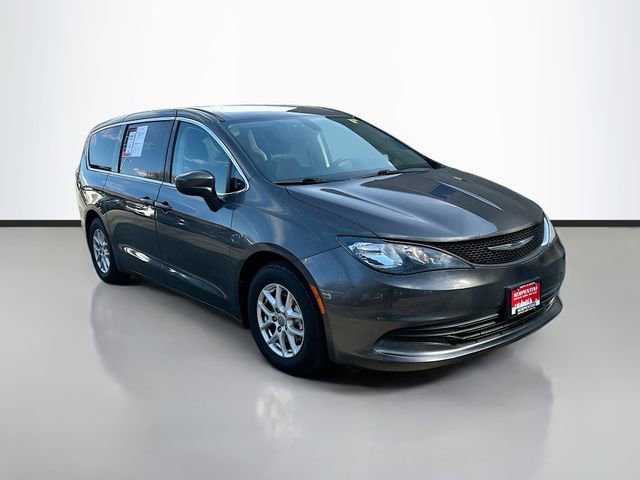 Used 2017 Chrysler Pacifica Touring image 3