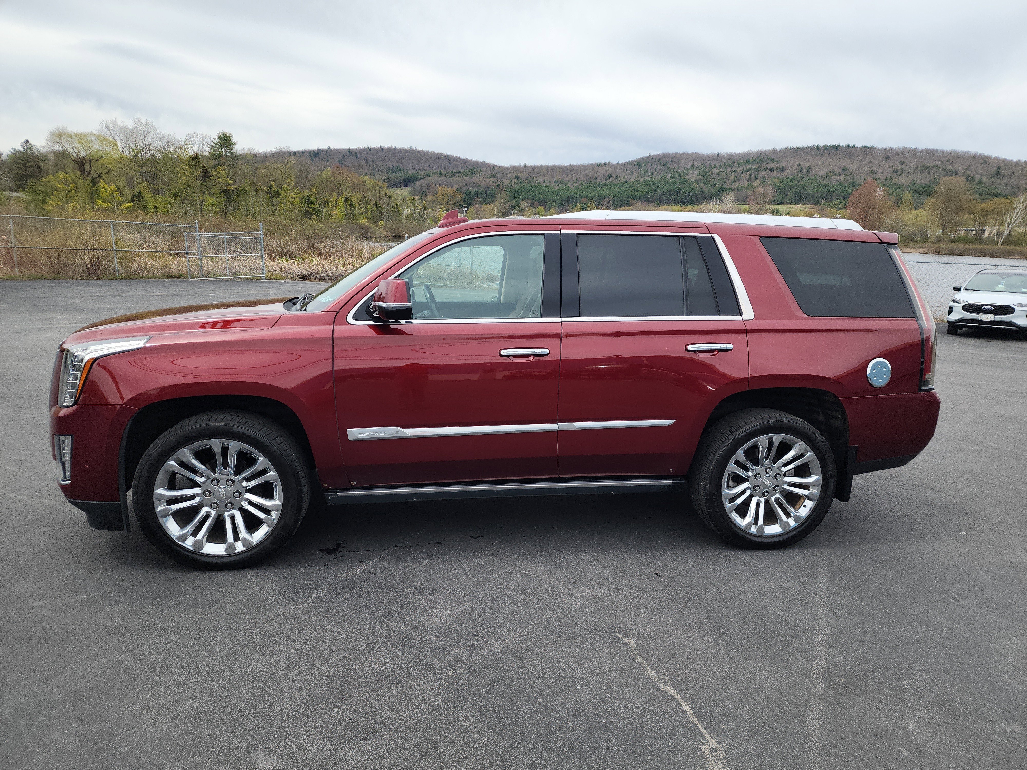 Certified 2020 Cadillac Escalade Premium Luxury w/ LPO, Radiant Package AWD/4WD image 5