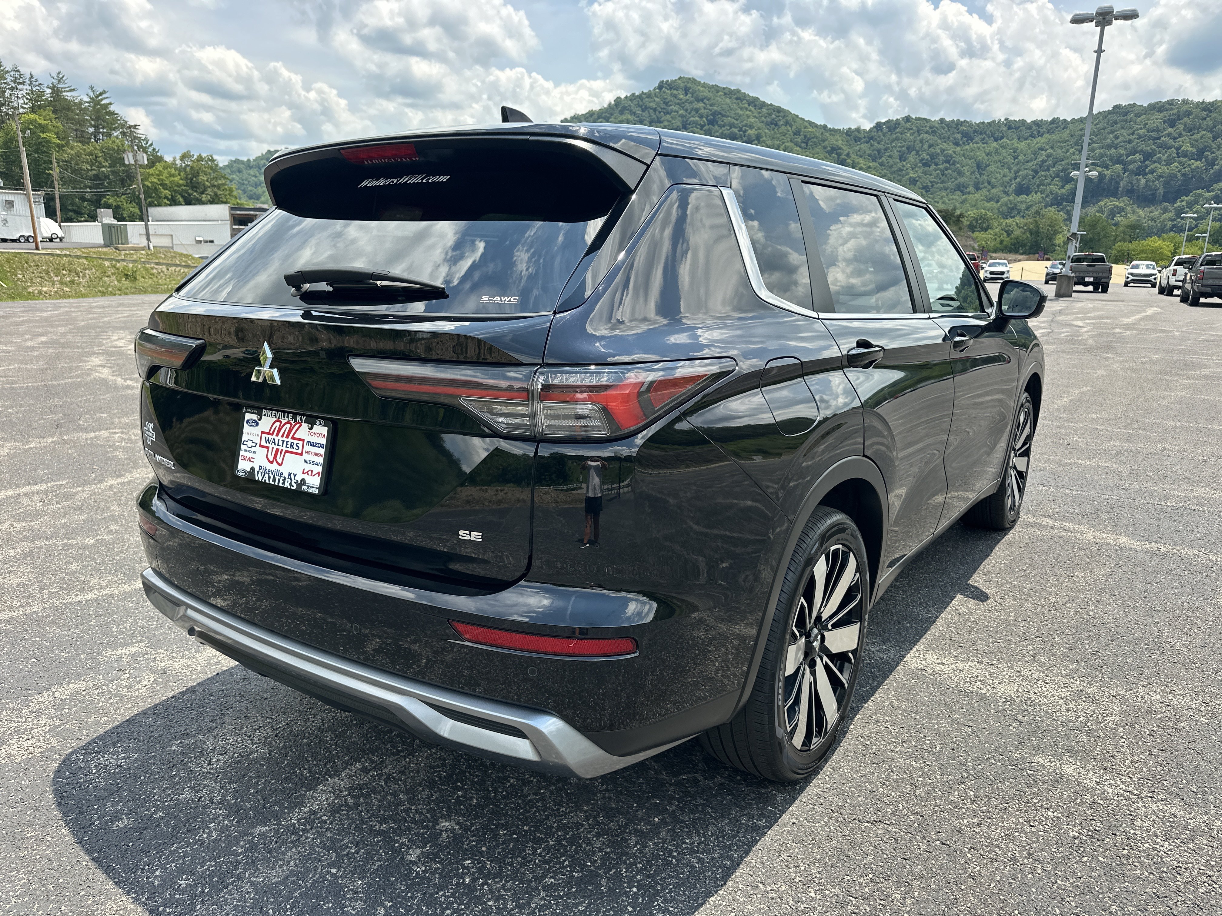 Used 2025 Mitsubishi Outlander SE AWD/4WD image 3