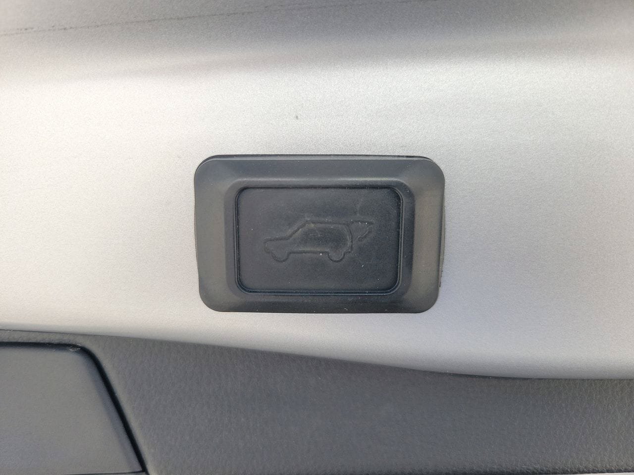 Used 2019 Toyota RAV4 XLE Premium w/ Cold Weather Package FWD image 10