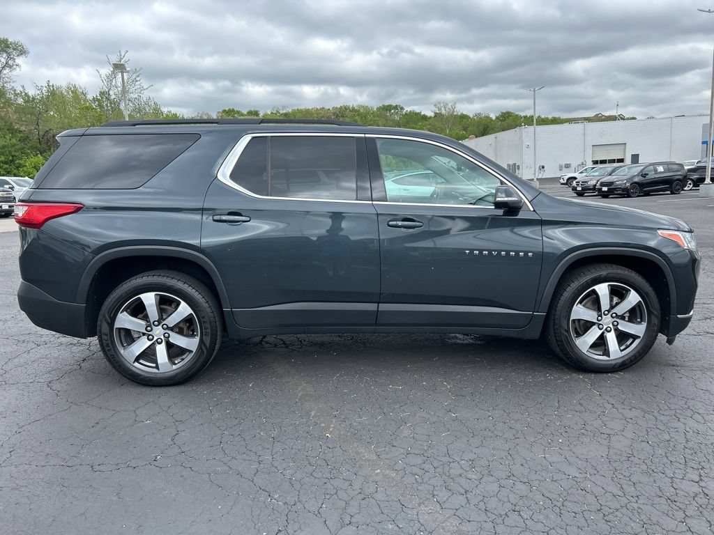 Used 2021 Chevrolet Traverse LT w/ LT Premium Package FWD image 4