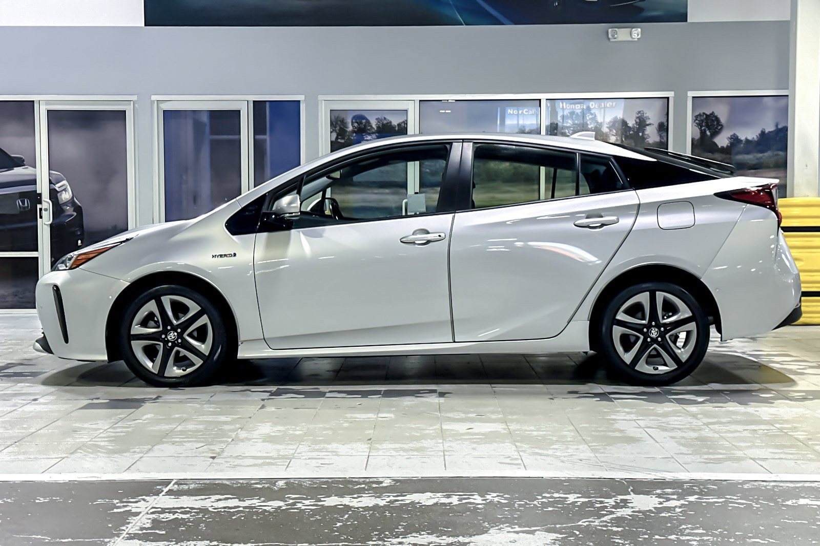 Used 2020 Toyota Prius XLE image 2
