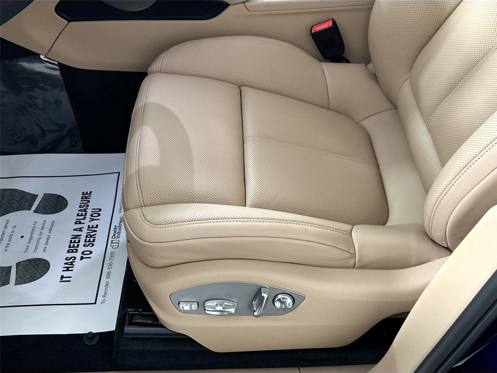 Certified 2026 Porsche Macan Turbo AWD/4WD image 32
