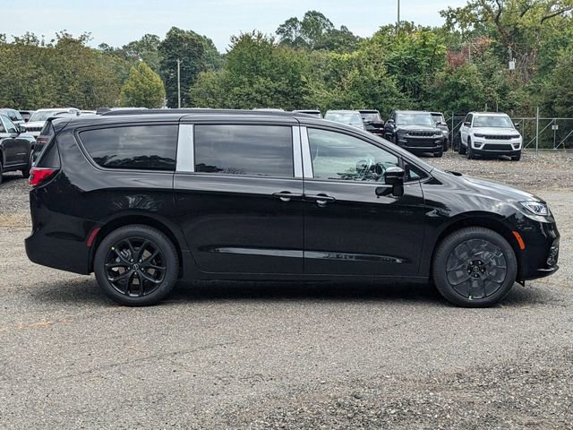 New 2026 Chrysler Pacifica Limited w/ S Appearance Package image 2