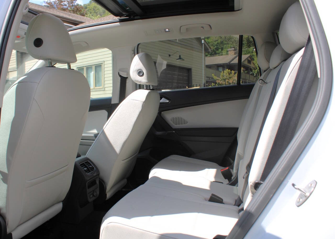 Used 2018 Volkswagen Tiguan SE AWD/4WD image 29