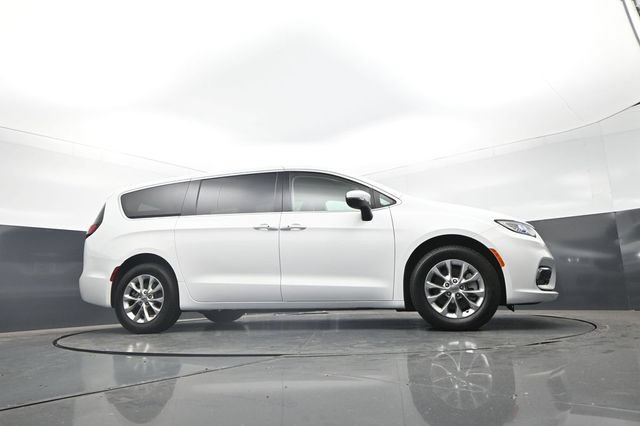 Used 2023 Chrysler Pacifica Touring-L AWD/4WD image 28