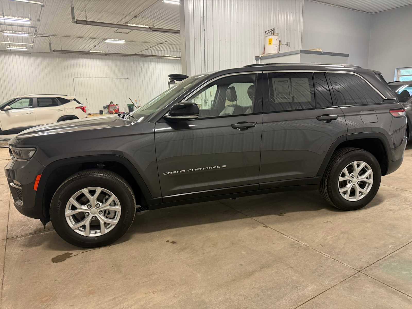 Used 2023 Jeep Grand Cherokee Limited AWD/4WD image 2