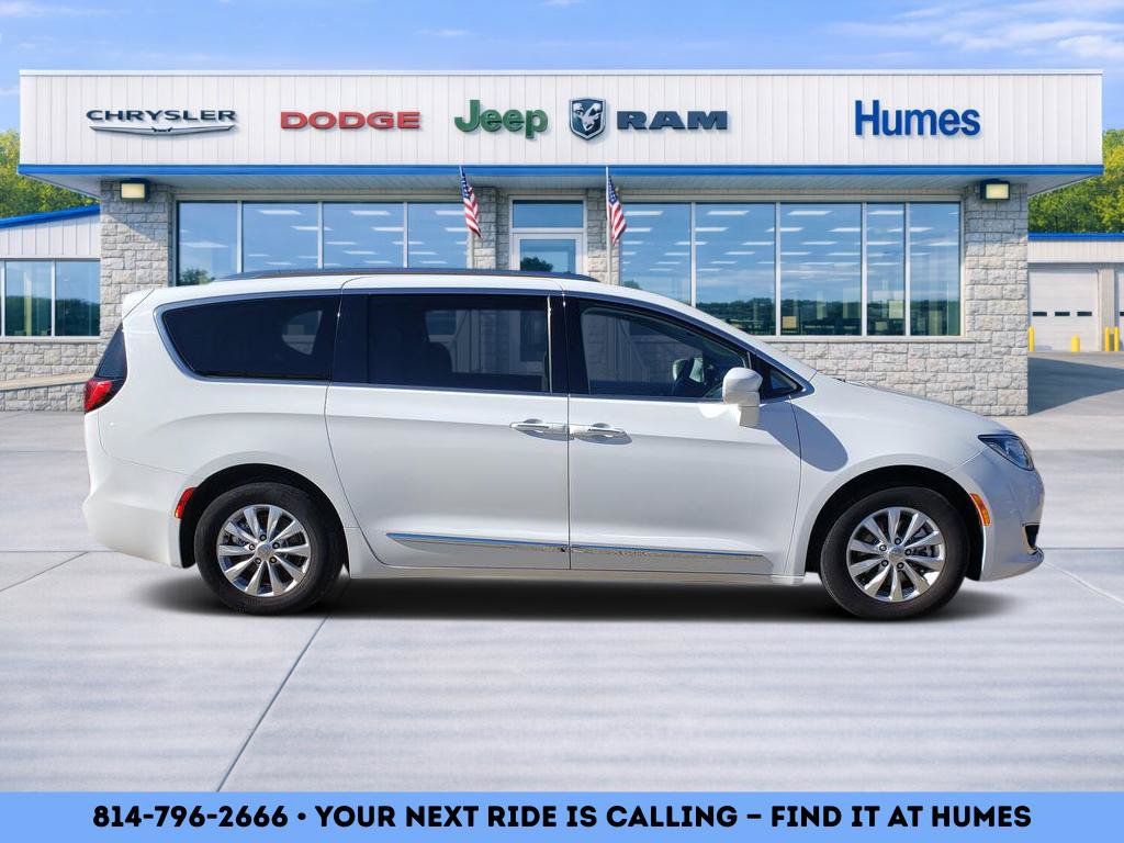 Used 2018 Chrysler Pacifica Touring-L FWD image 2