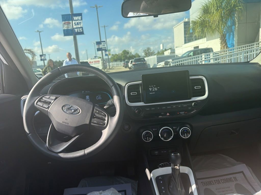 Used 2025 Hyundai Venue Limited FWD image 11