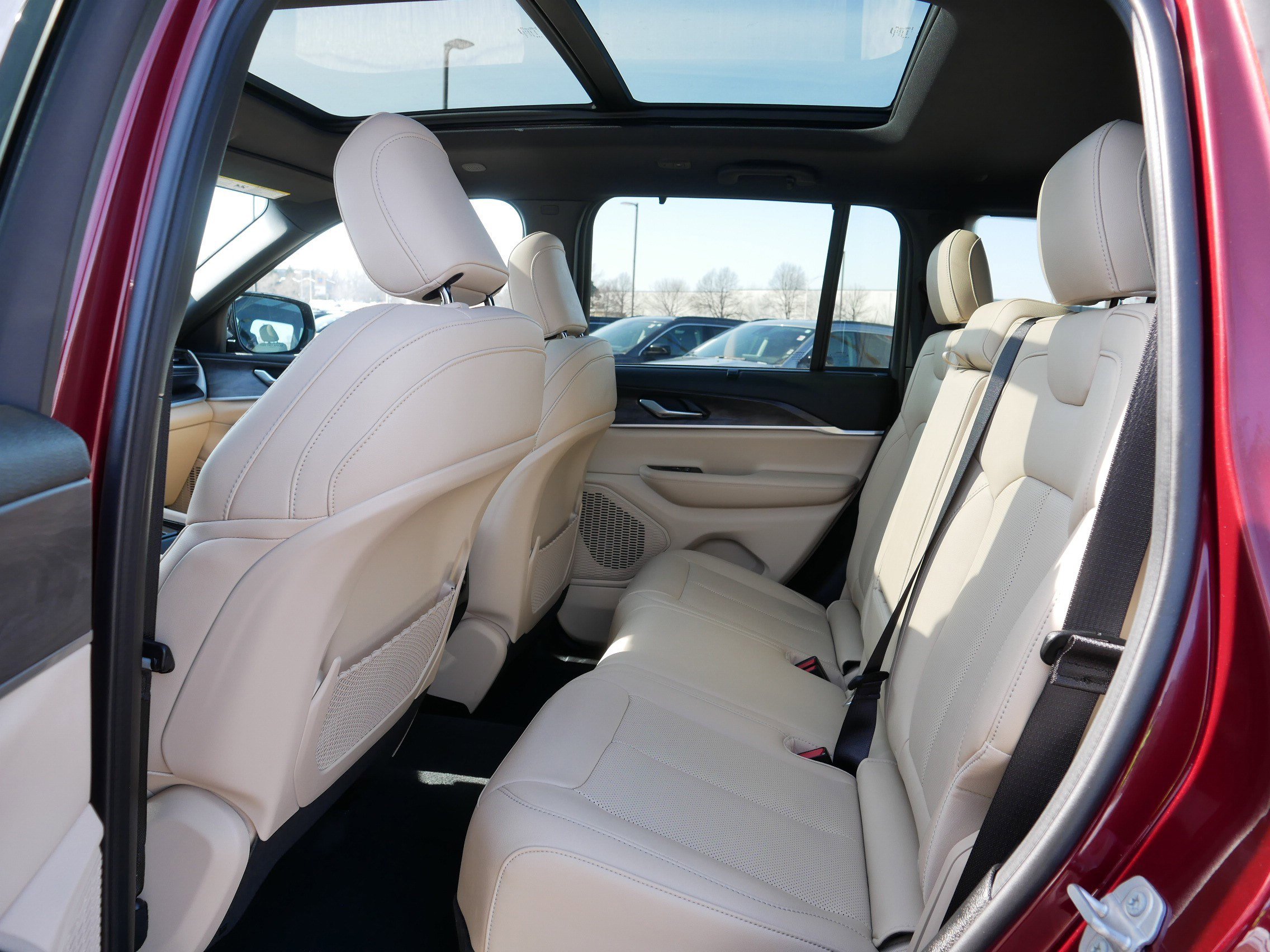 Used 2025 Jeep Grand Cherokee Limited w/ Luxury Tech Group II AWD/4WD image 36