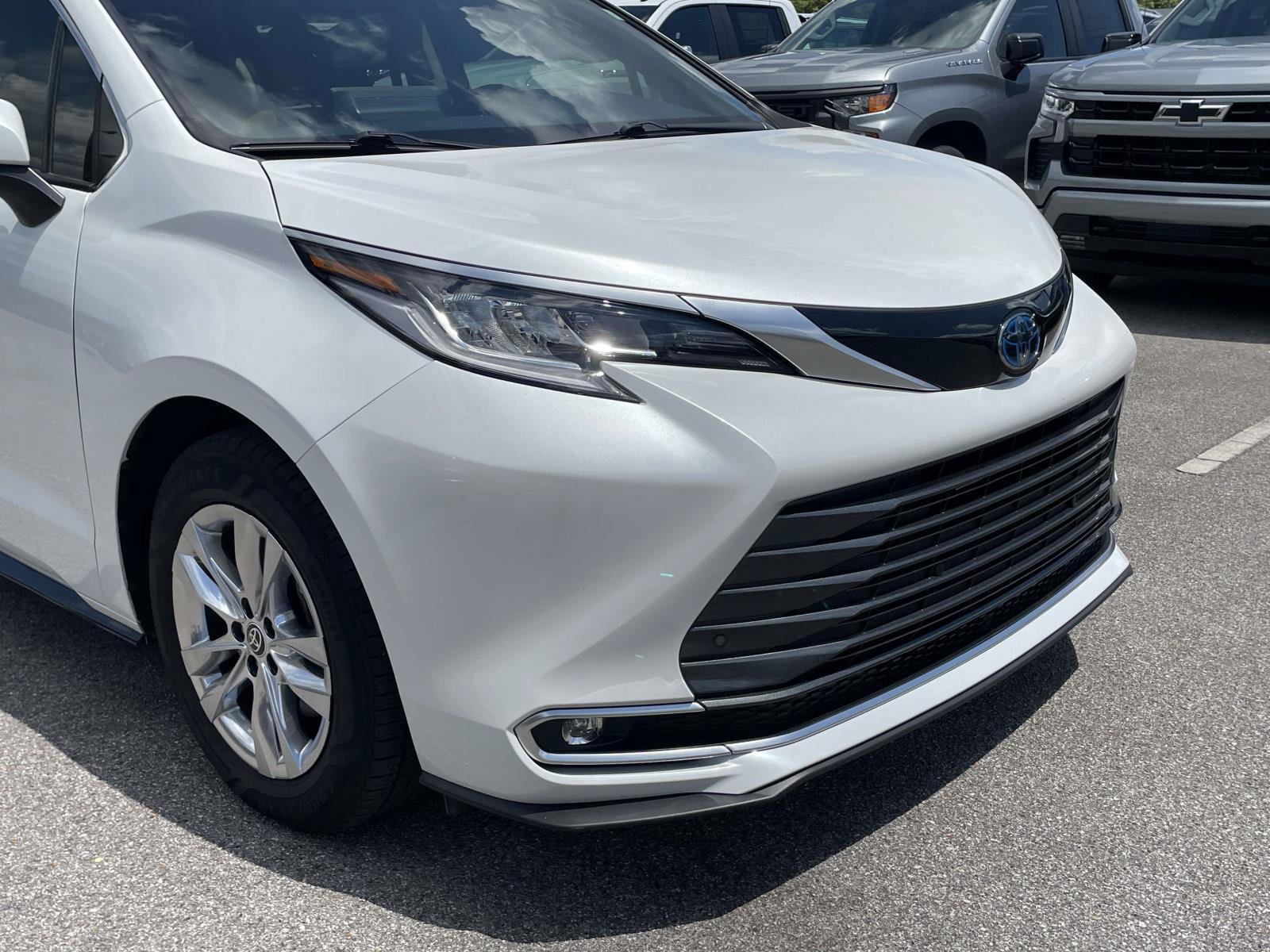 Used 2023 Toyota Sienna Limited FWD image 27