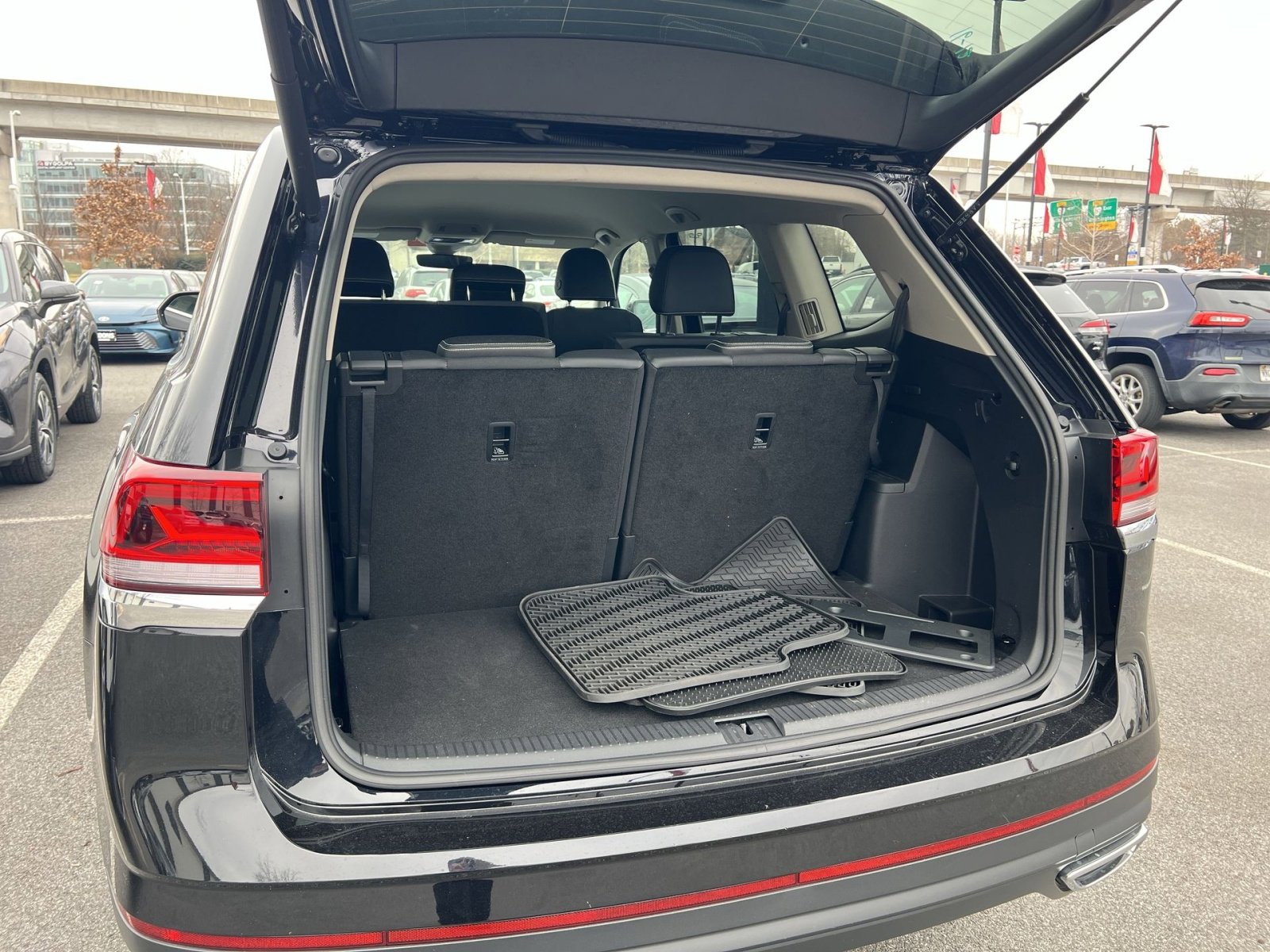 Used 2025 Volkswagen Atlas SE image 24