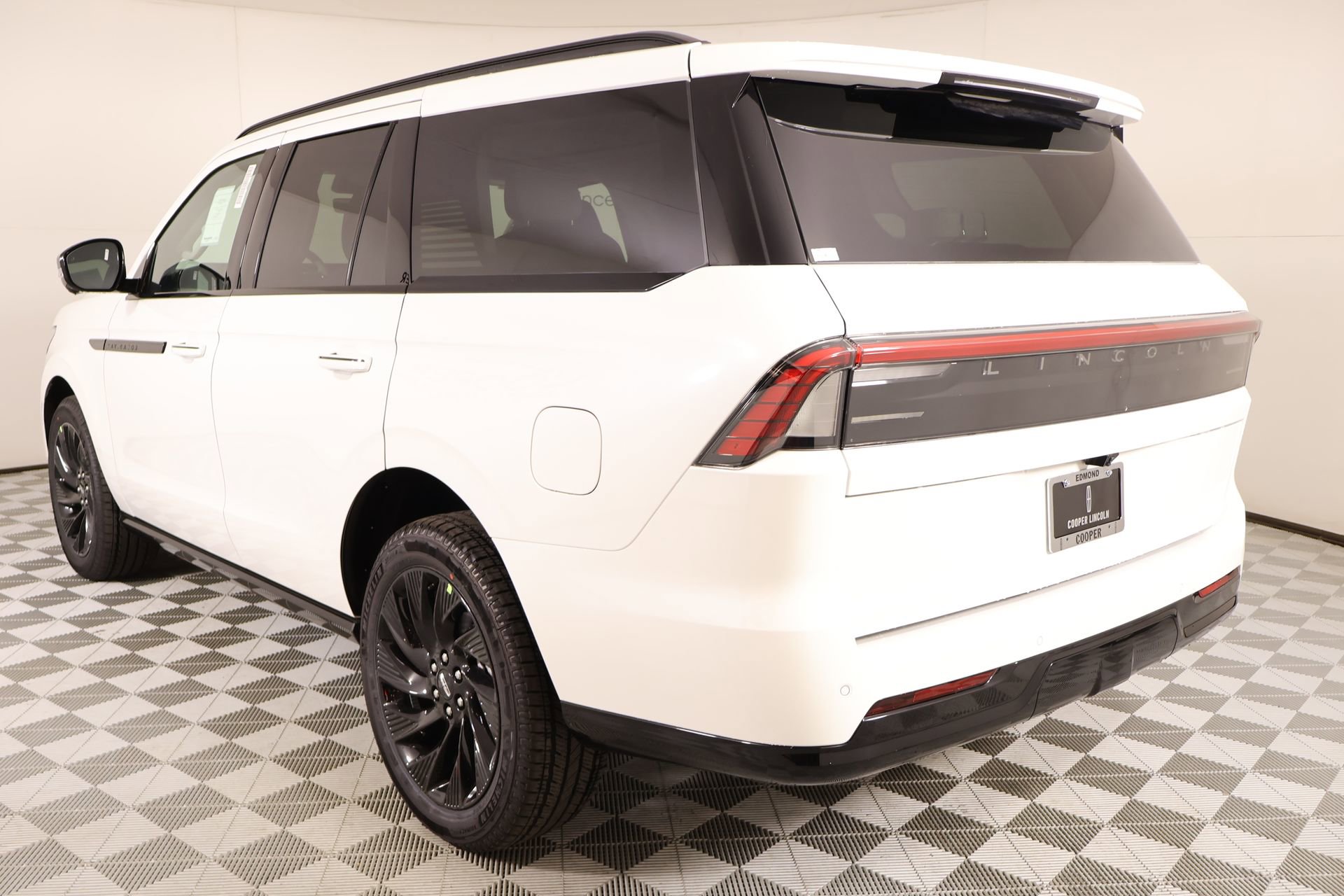 New 2026 Lincoln Navigator Reserve w/ Jet Appearance Package image 25