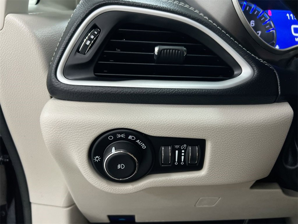 Used 2024 Chrysler Pacifica Touring-L image 18