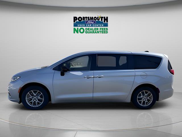 Used 2024 Chrysler Pacifica Touring-L image 2