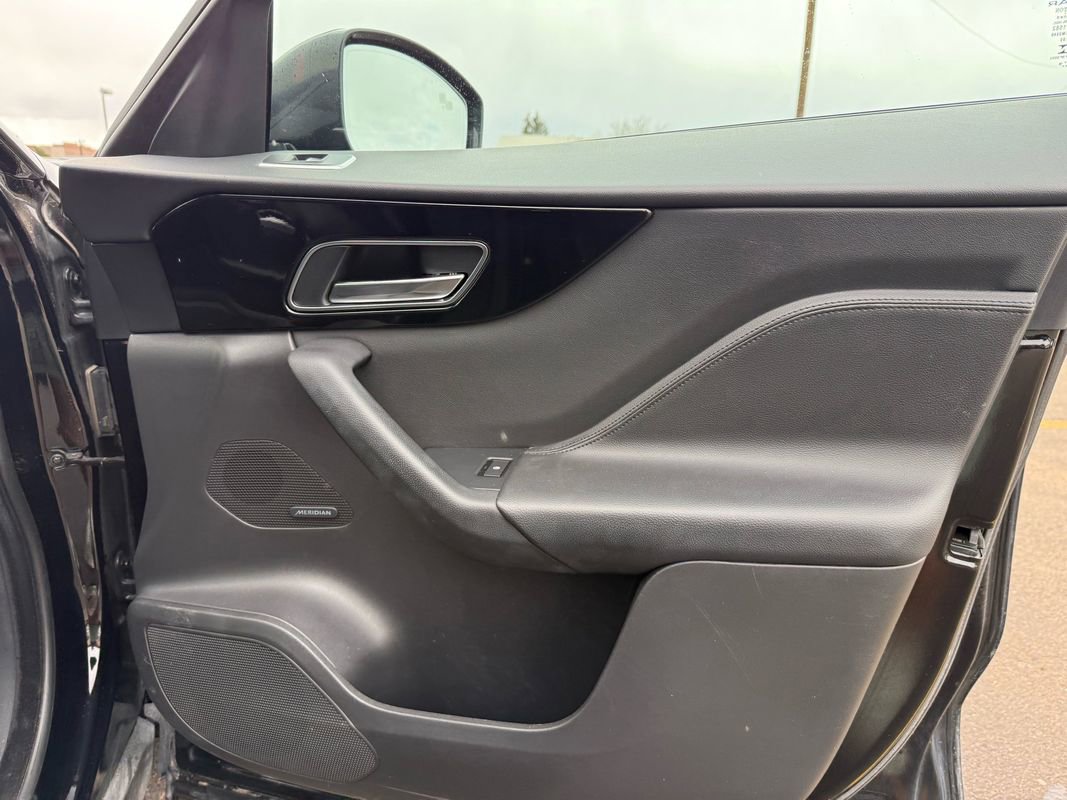 Used 2019 Jaguar F-PACE Premium image 28