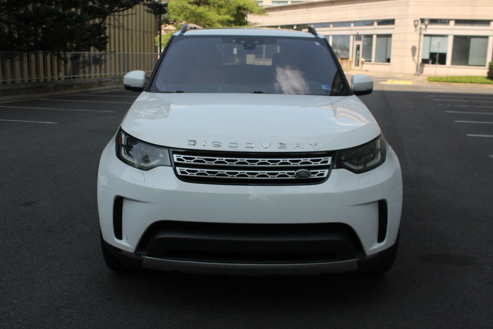 Used 2017 Land Rover Discovery HSE Luxury AWD/4WD image 3