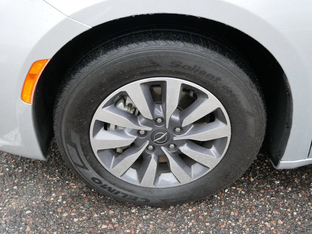 Used 2024 Chrysler Pacifica Limited FWD image 8