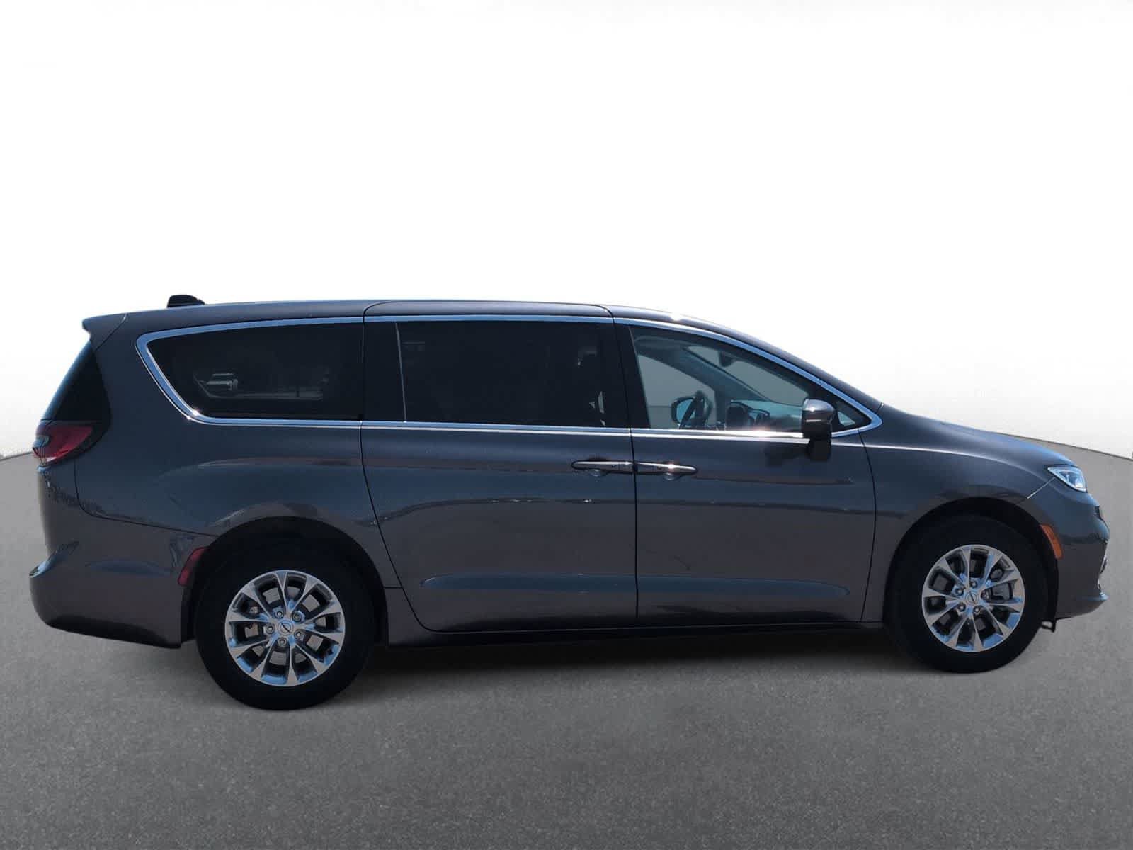 Certified 2023 Chrysler Pacifica Touring-L AWD/4WD image 9