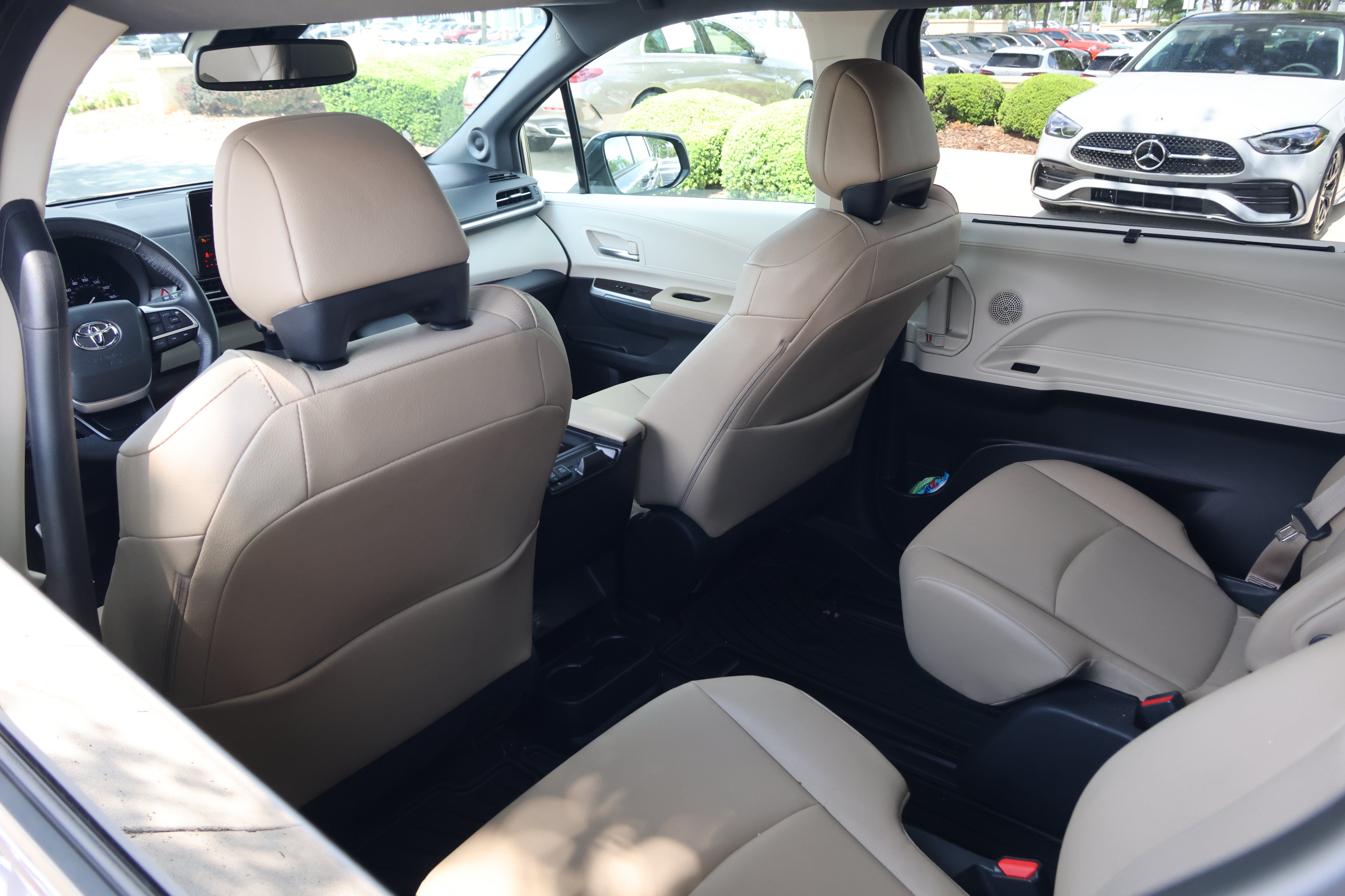 Used 2024 Toyota Sienna XLE w/ XLE Plus Package FWD image 34