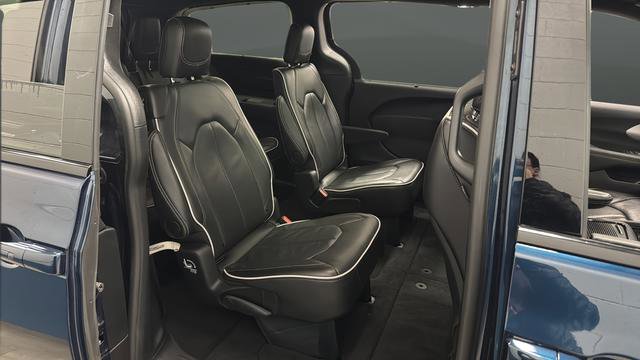Used 2025 Chrysler Pacifica Limited image 13