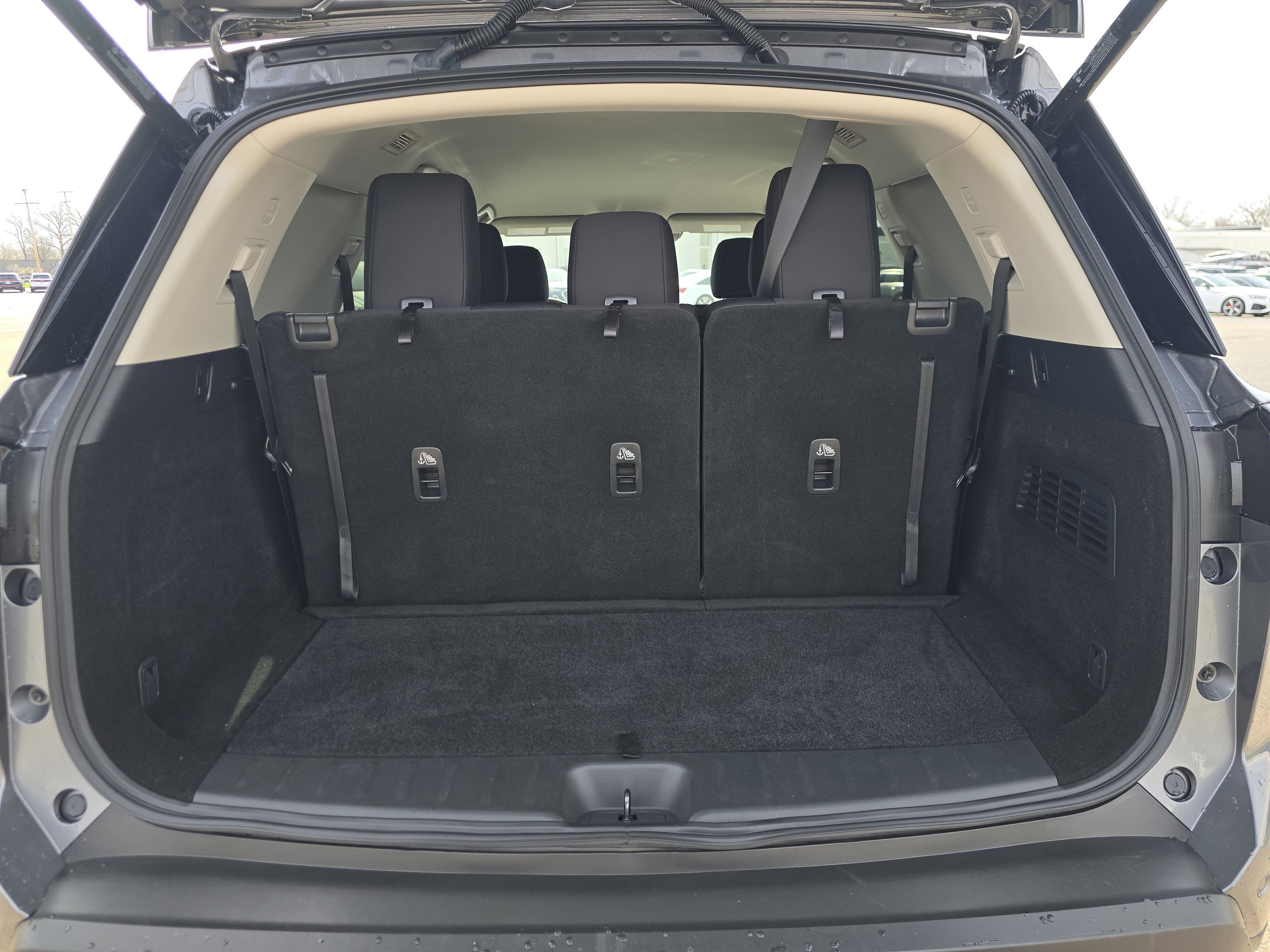 Used 2025 Nissan Pathfinder SV image 16