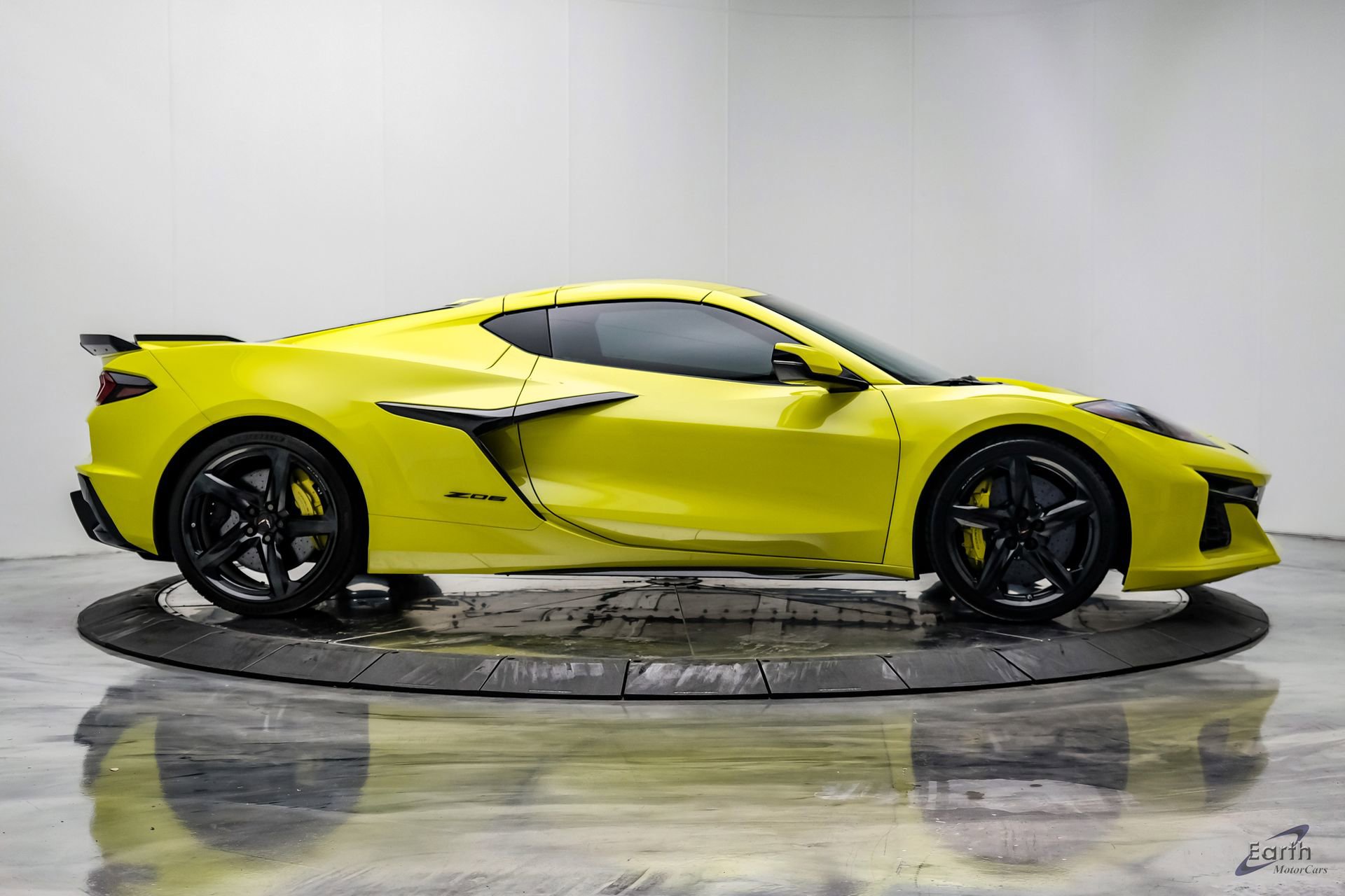 Used 2024 Chevrolet Corvette Z06 w/ Stealth Interior Trim Package RWD image 28