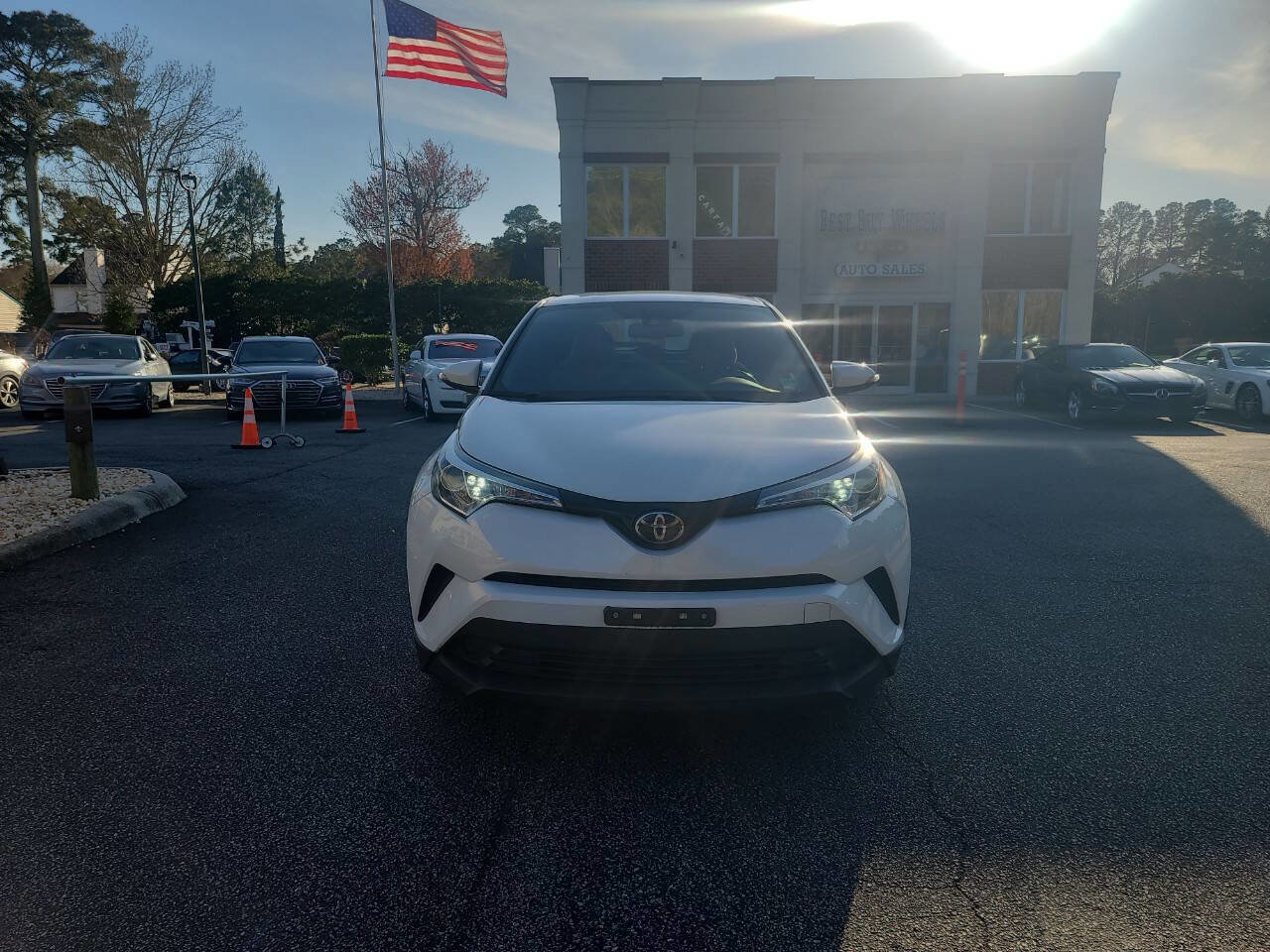 Used 2019 Toyota C-HR XLE FWD image 2