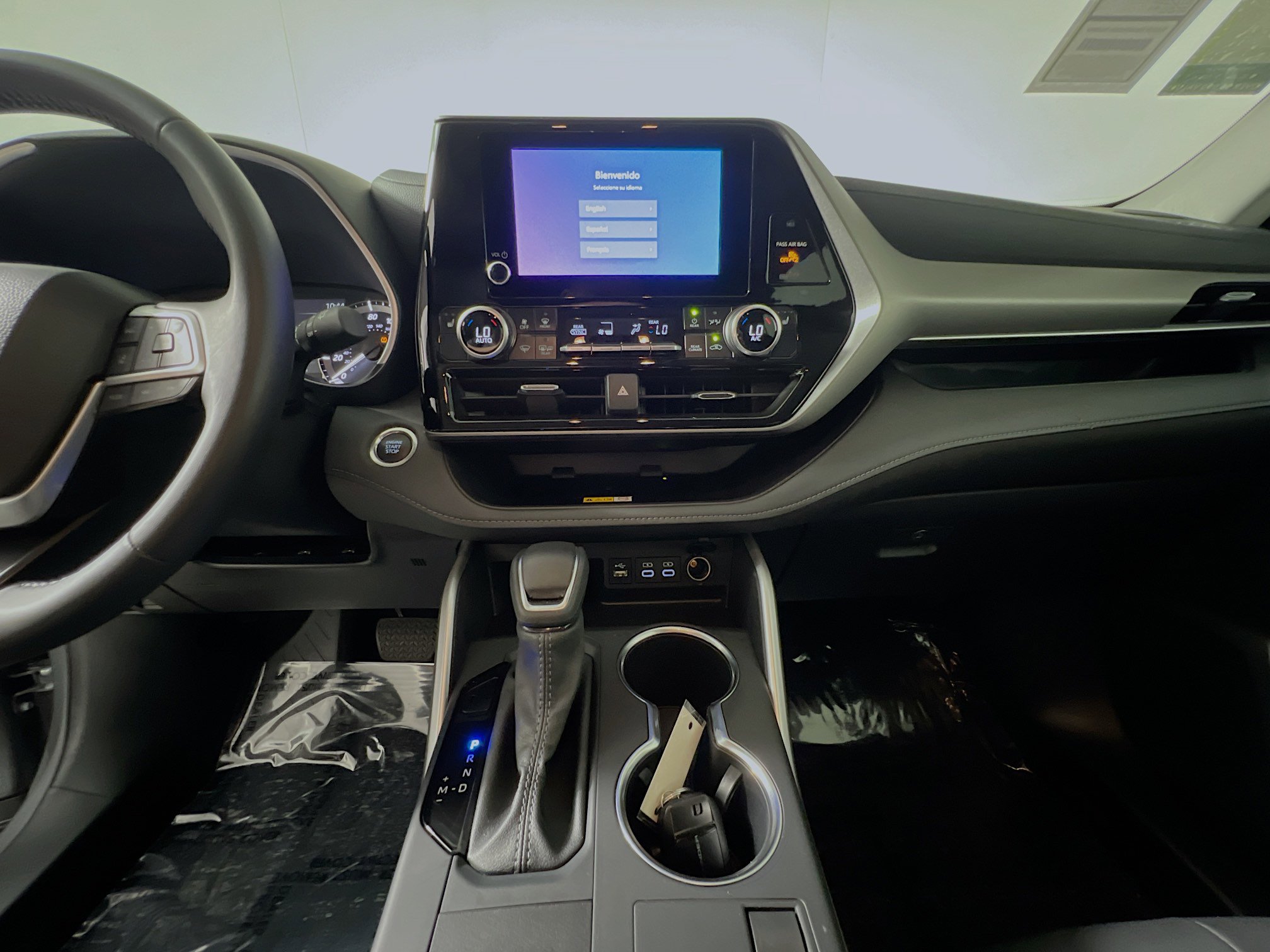 Used 2025 Toyota Highlander XLE image 25