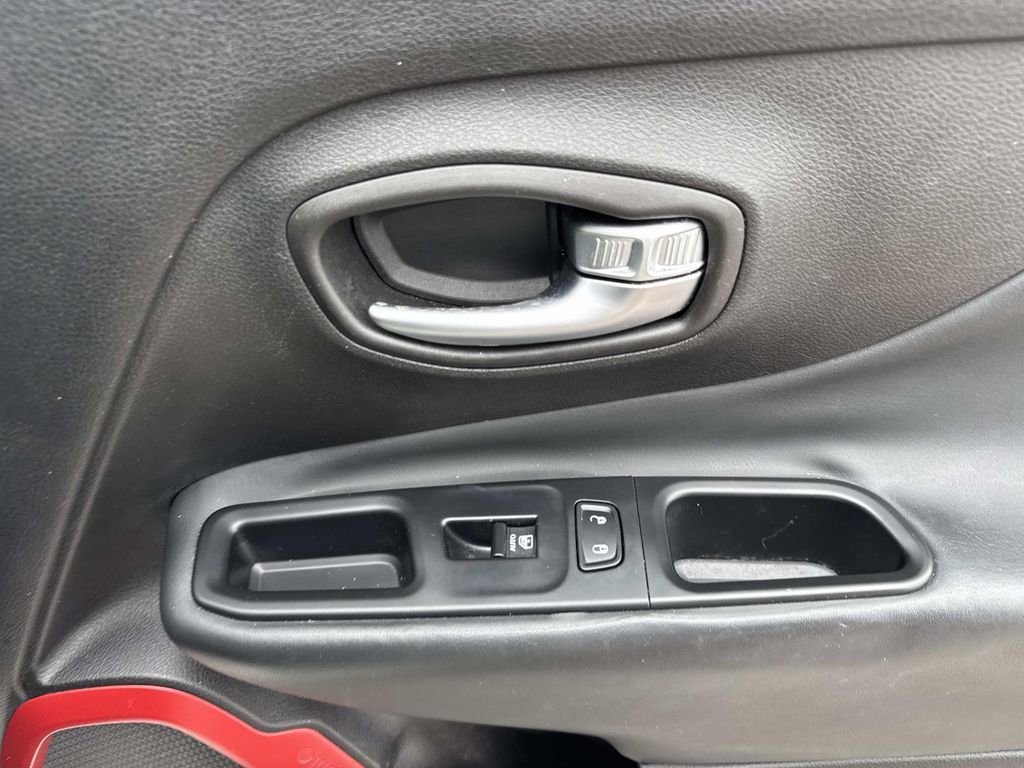 Used 2018 Jeep Renegade Trailhawk w/ Safety & Security Group AWD/4WD image 15