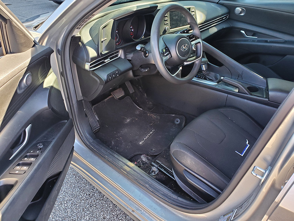Used 2022 Hyundai Elantra SE FWD image 5
