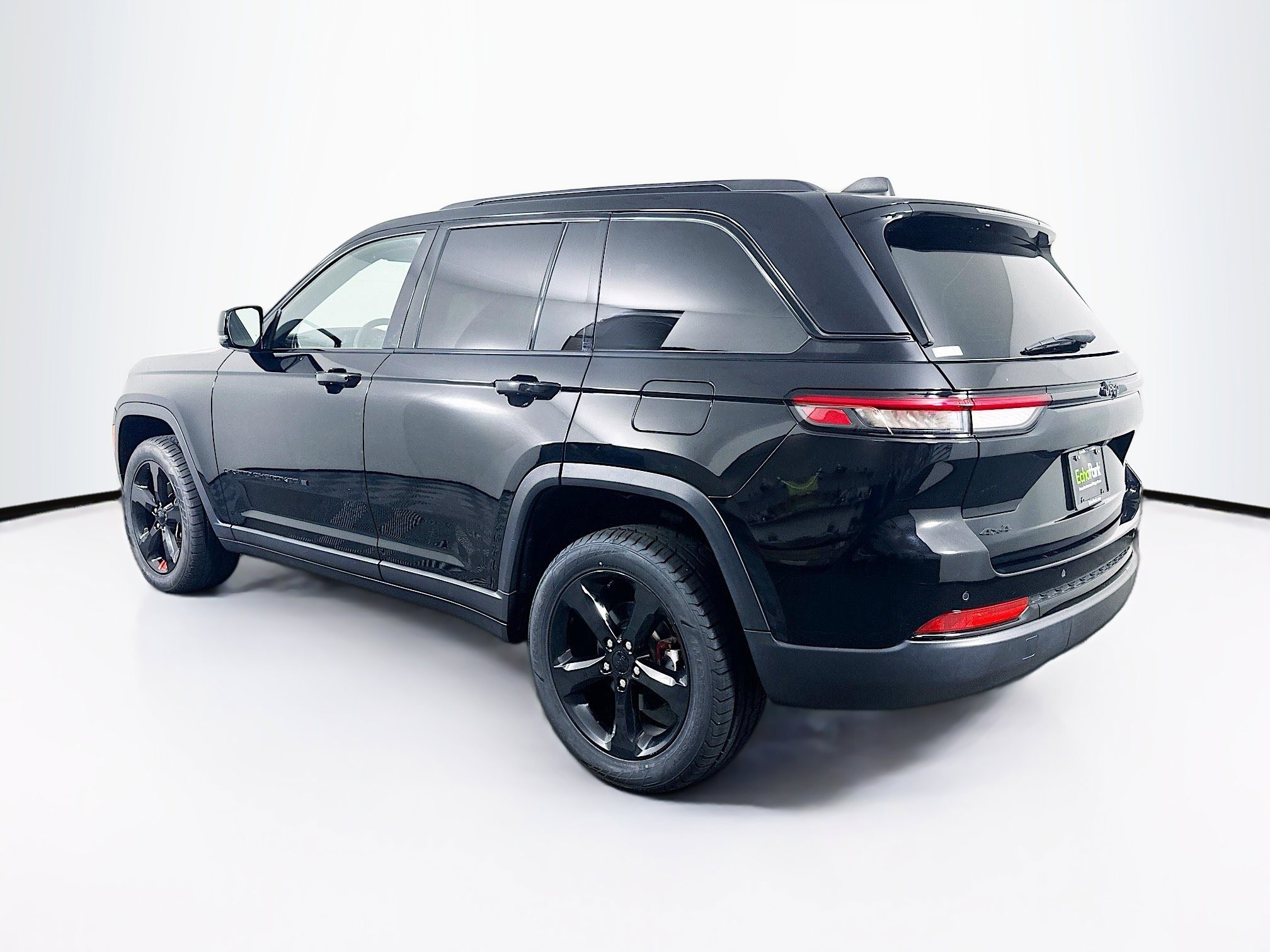 Used 2023 Jeep Grand Cherokee Altitude AWD/4WD image 5