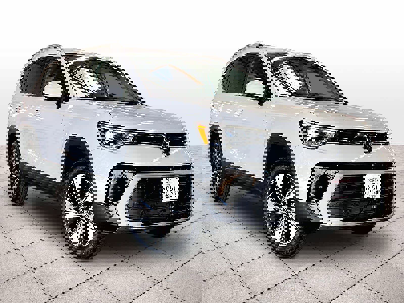 Used 2025 Volkswagen Taos SE w/ Panoramic Sunroof Package image 2