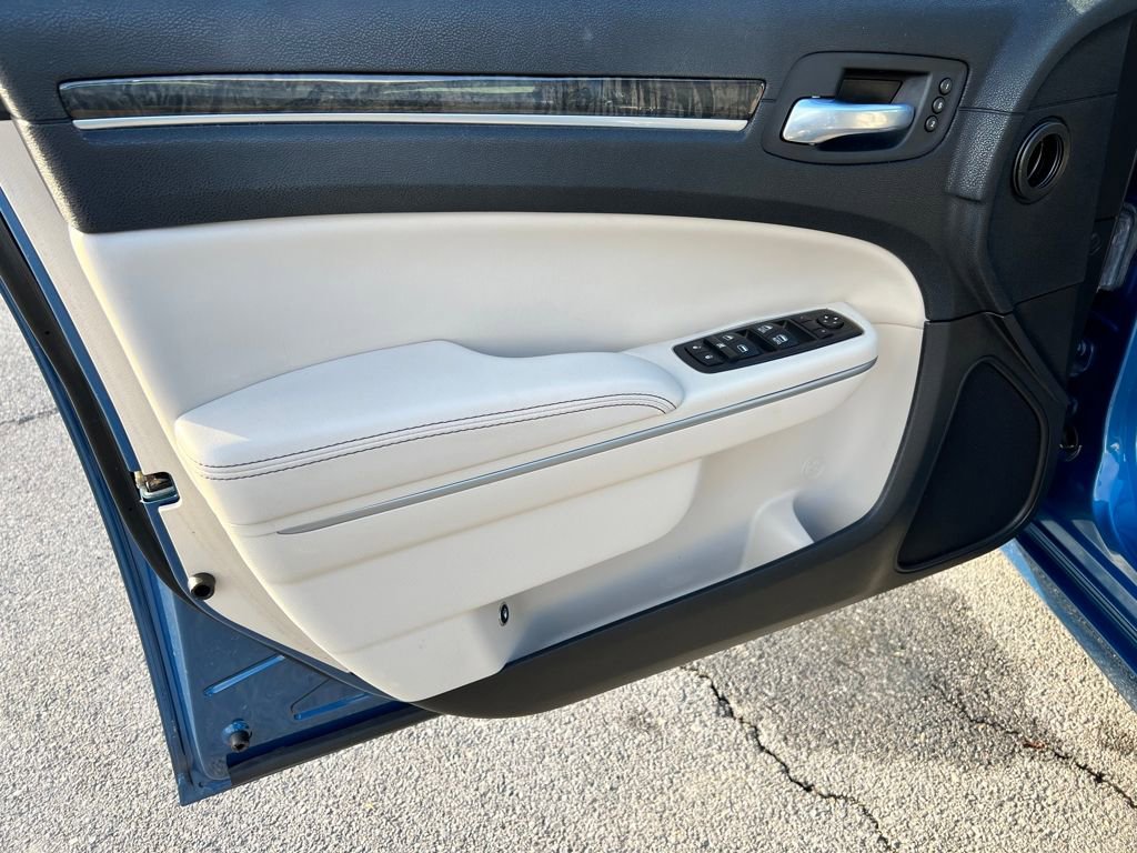 Used 2022 Chrysler 300 Touring L w/ Comfort Group image 14