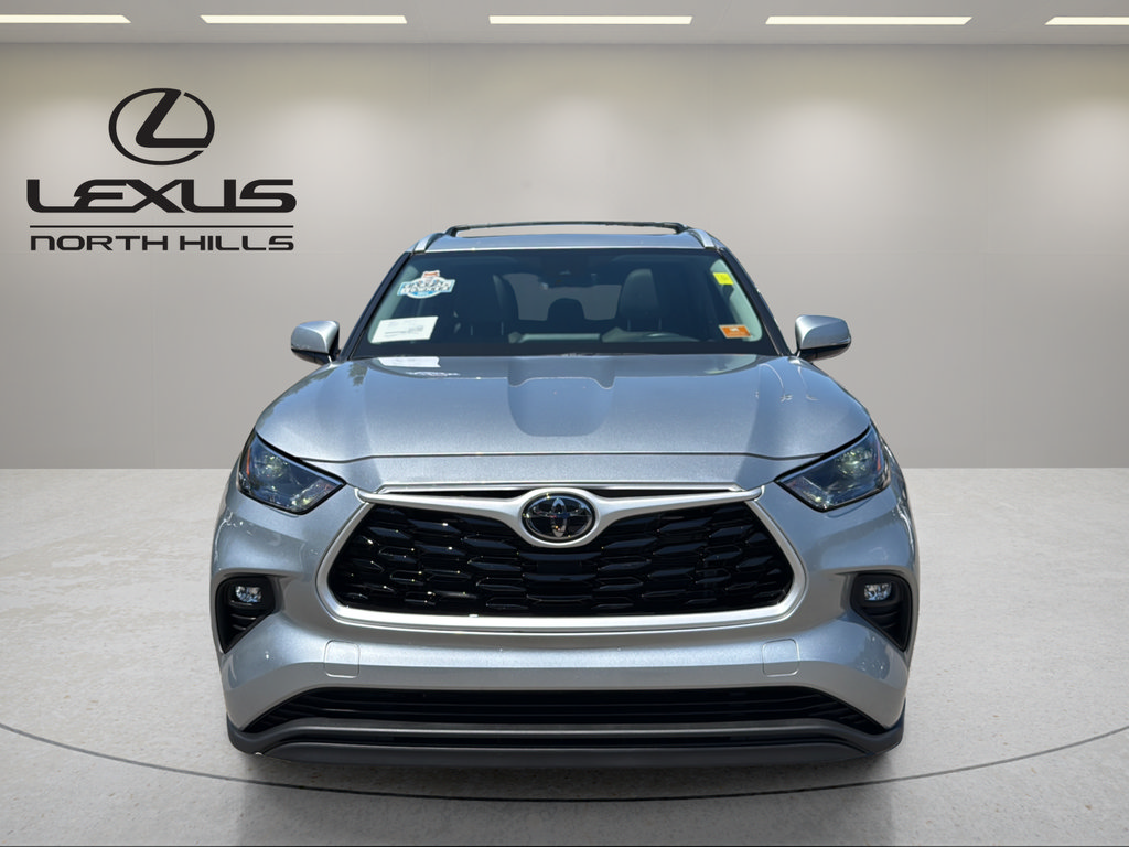 Used 2022 Toyota Highlander XLE FWD image 2