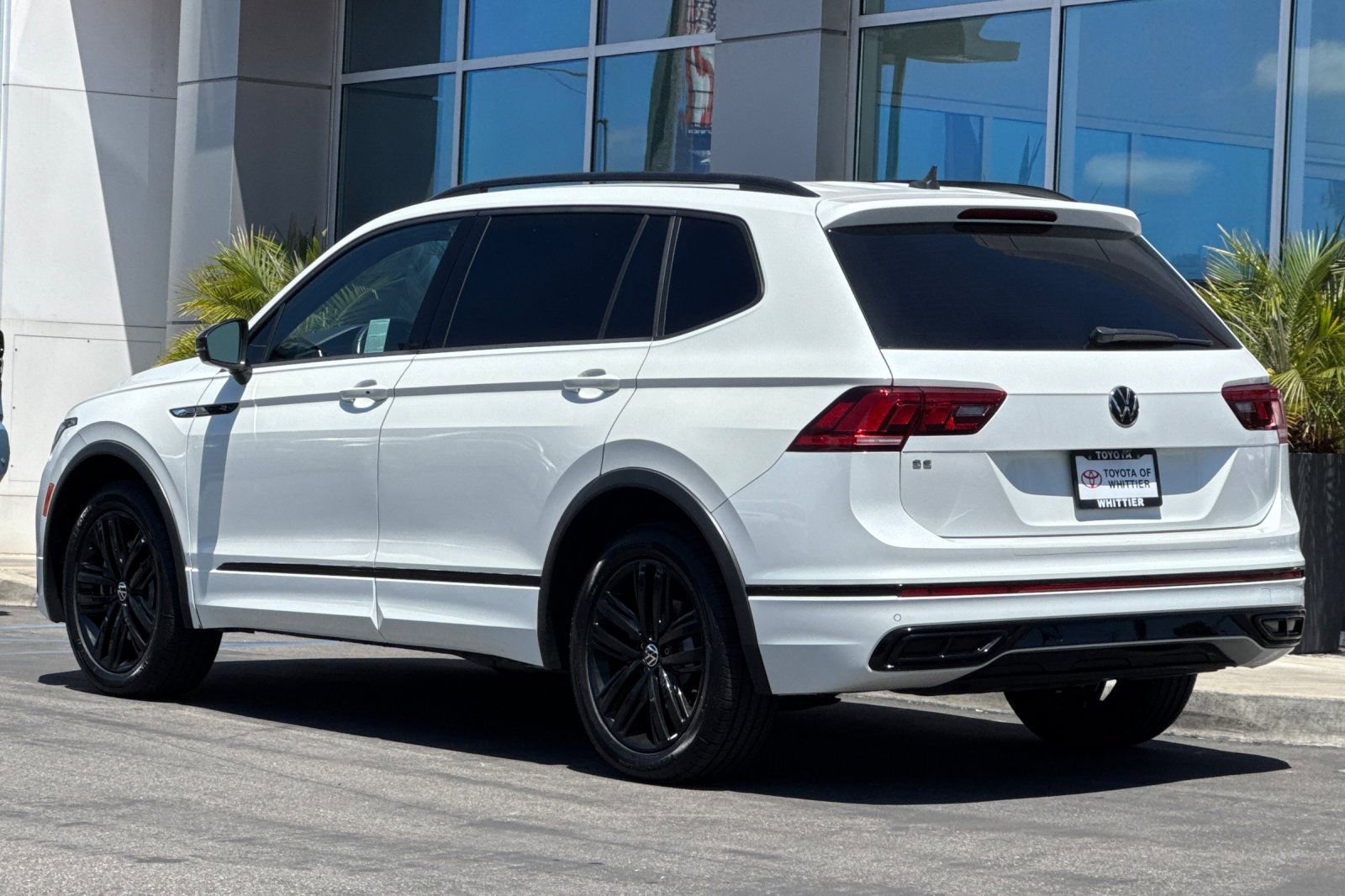 Used 2022 Volkswagen Tiguan SE R-Line FWD image 7