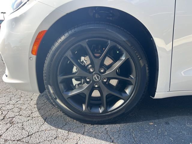 New 2026 Chrysler Pacifica Limited w/ Uconnect Theater Family Group image 5