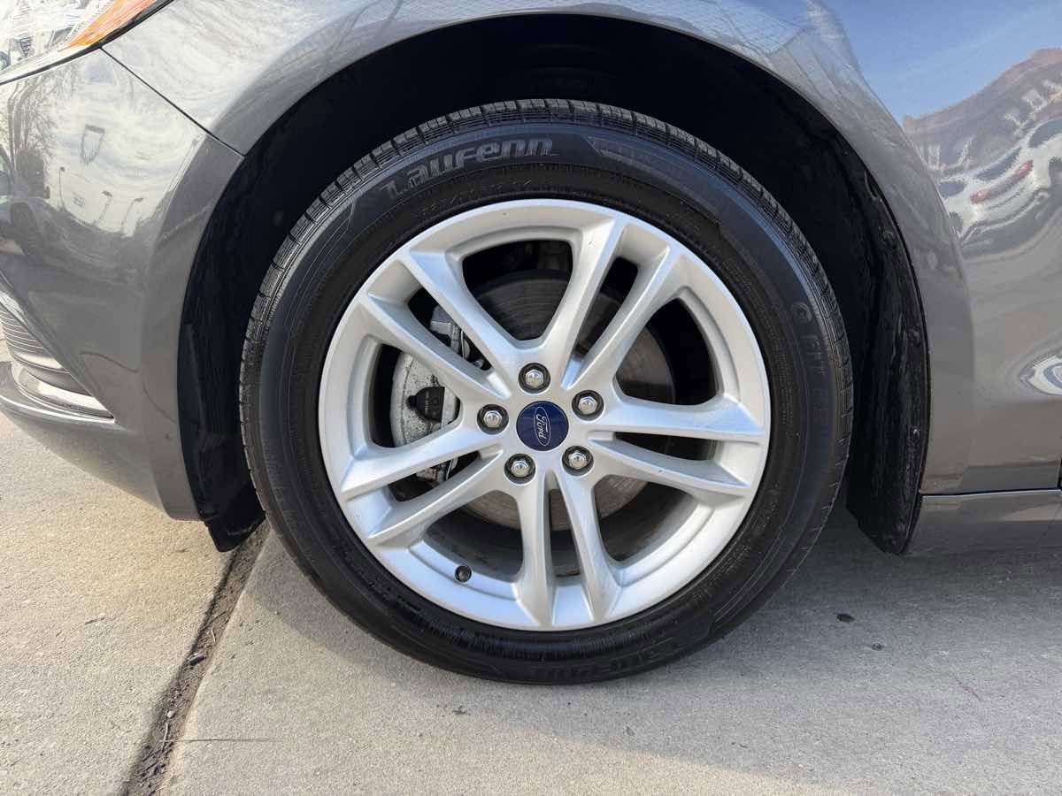 Used 2018 Ford Fusion SE w/ Fusion SE Technology Package image 9