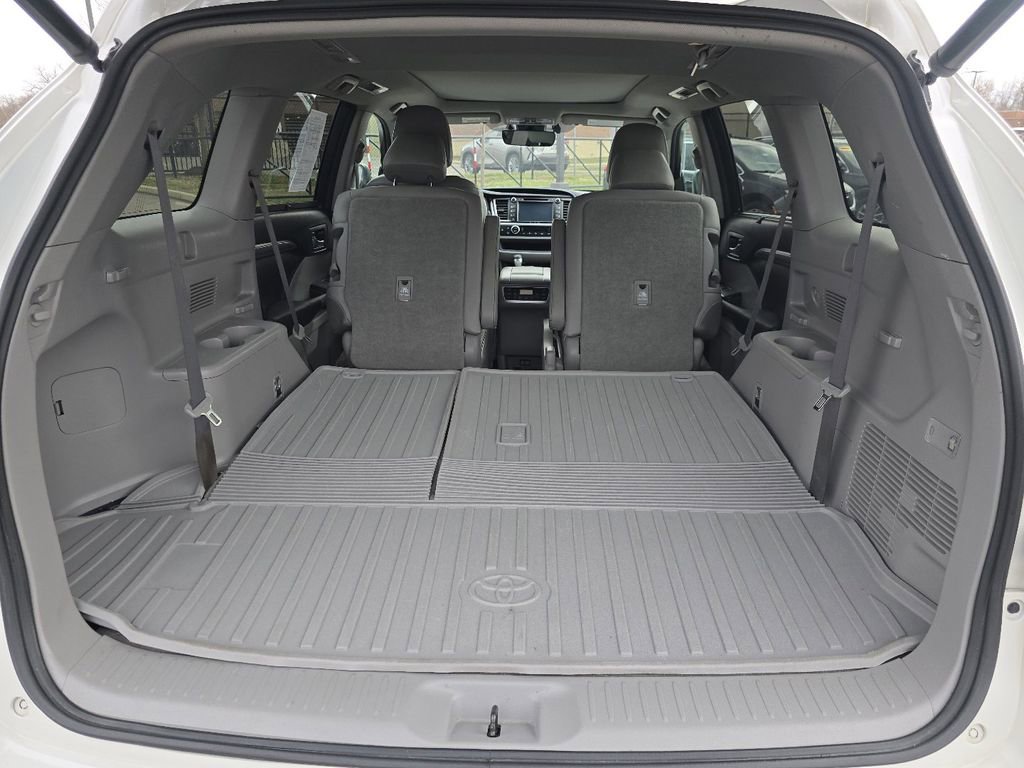 Used 2017 Toyota Highlander Limited image 19