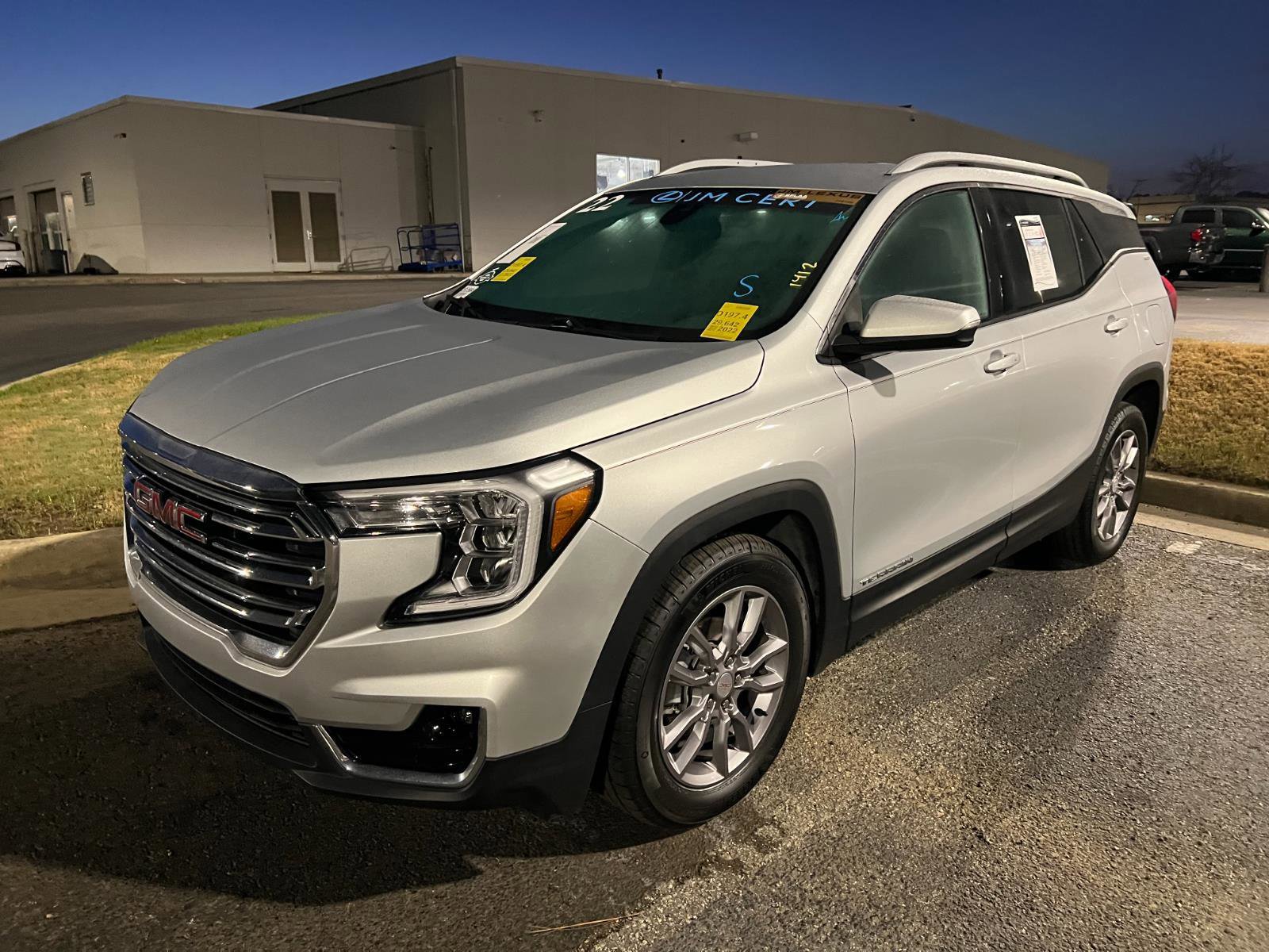 Used 2022 GMC Terrain SLT image 1